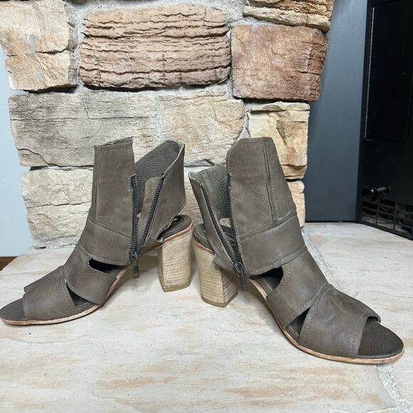 Free People Effie Sandals Gray
Leather Block Heel Open Toe Side Zipper 39EU - Picture 8 of 11